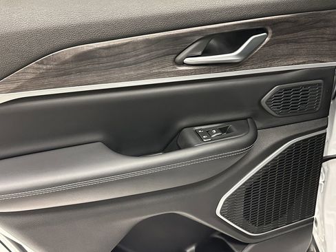 Used 2023 Jeep Grand Cherokee Limited w/ Trailer Tow Prep Group (B) image 24