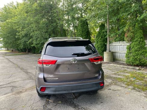 Used 2019 Toyota Highlander LE AWD/4WD image 4