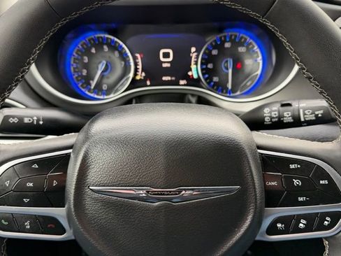 Used 2025 Chrysler Pacifica Select image 17