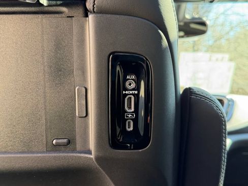 New 2026 Chrysler Pacifica Limited w/ Uconnect Theater Family Group FWD image 30