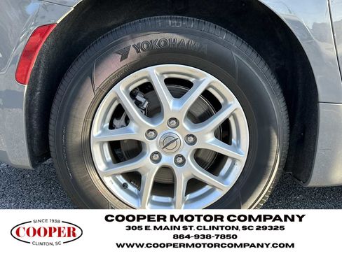 Used 2023 Chrysler Pacifica Touring-L image 16