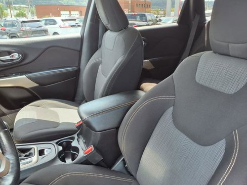 Used 2017 Jeep Cherokee Latitude w/ Cold Weather Group image 7