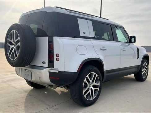 Used 2023 Land Rover Defender 110 SE image 4