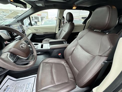 Used 2023 Toyota Sienna Platinum image 11