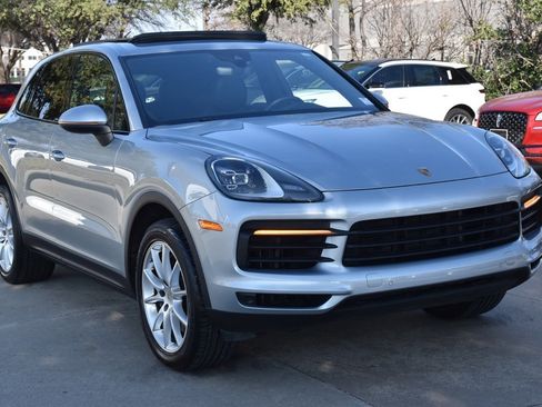 Used 2023 Porsche Cayenne Platinum Edition image 4