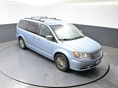 Used 2013 Chrysler Town & Country Touring-L w/ Driver Convenience Group FWD image 16