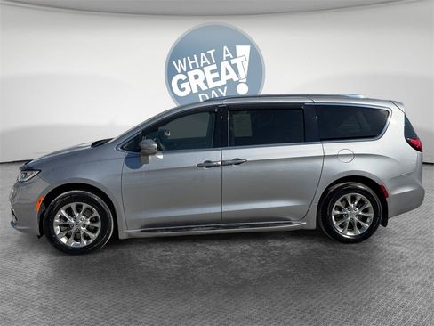 Used 2021 Chrysler Pacifica Touring-L image 7