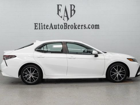 Used 2021 Toyota Camry SE FWD image 5