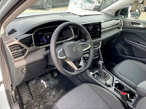 New 2026 Volkswagen Taos SE image 9