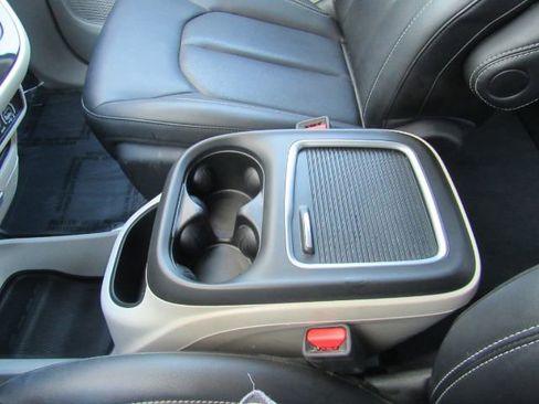 Used 2024 Chrysler Pacifica Touring-L image 46