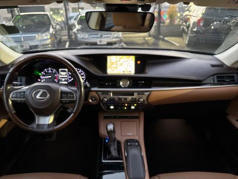 Used 2018 Lexus ES 350 w/ Navigation System Package image 25