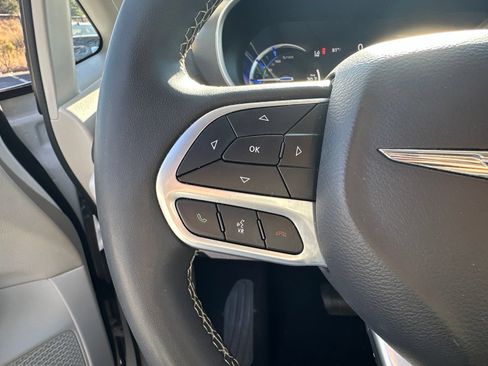 Used 2023 Chrysler Pacifica Touring-L FWD image 9