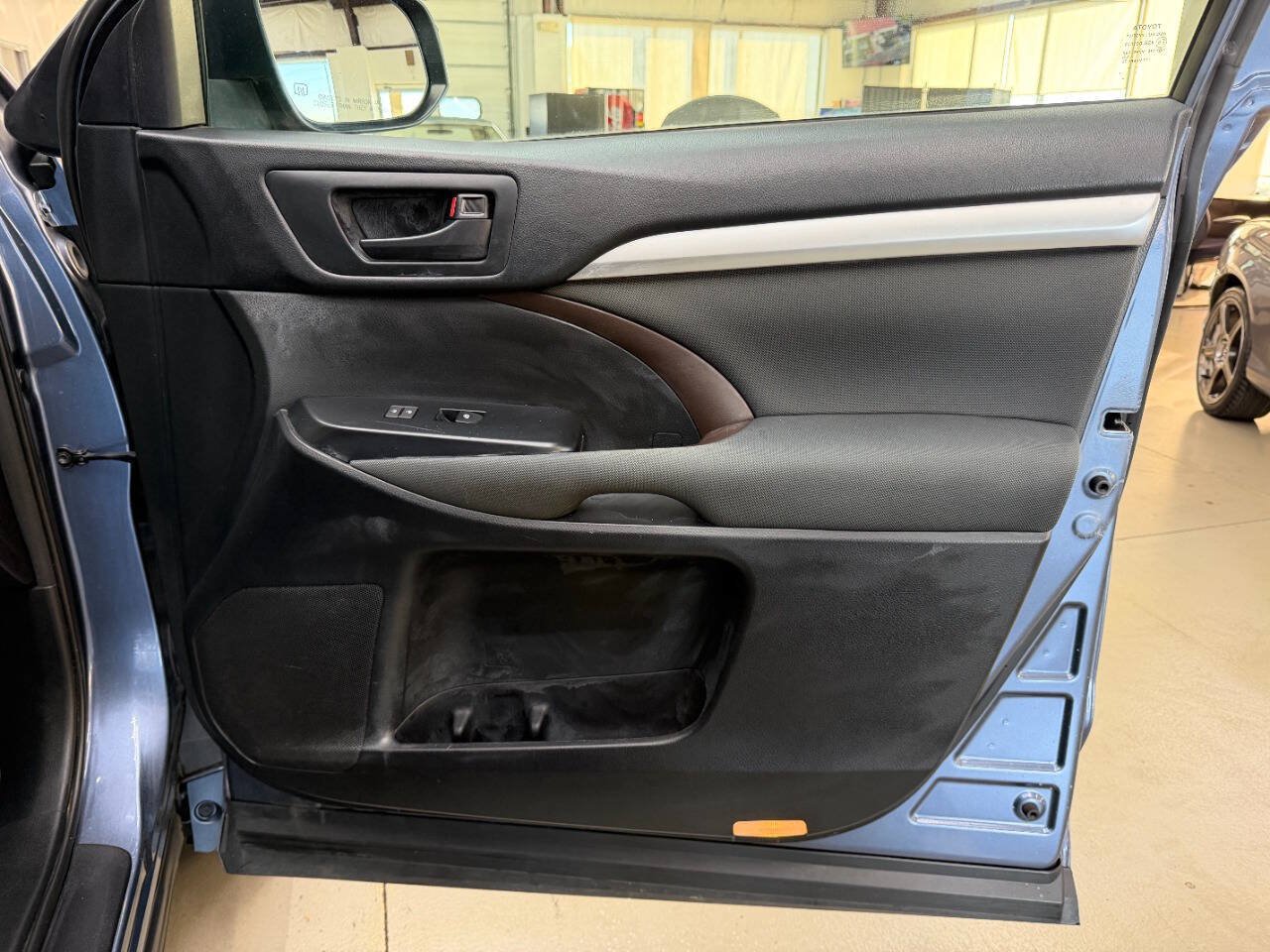 Used 2016 Toyota Highlander LE FWD image 18