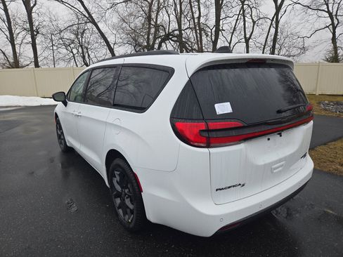 New 2026 Chrysler Pacifica Limited AWD/4WD image 9