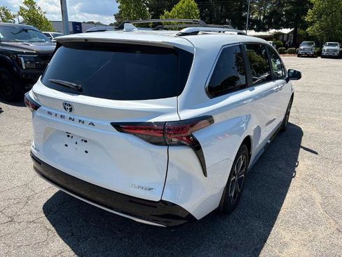 Used 2025 Toyota Sienna Platinum AWD/4WD image 5