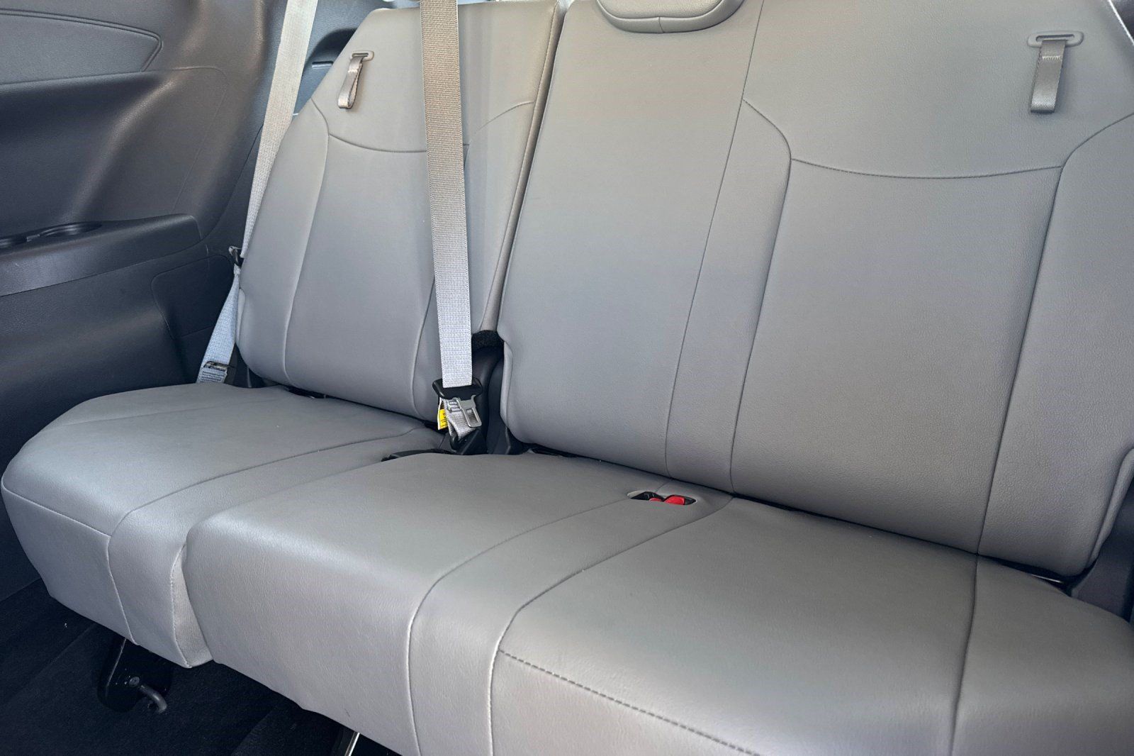 Used 2025 Toyota Sienna XLE FWD image 34