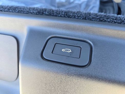 Used 2025 Land Rover Range Rover SV image 20