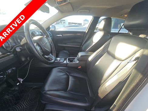 Used 2019 Chrysler 300 Limited w/ Safetytec Plus Group image 6