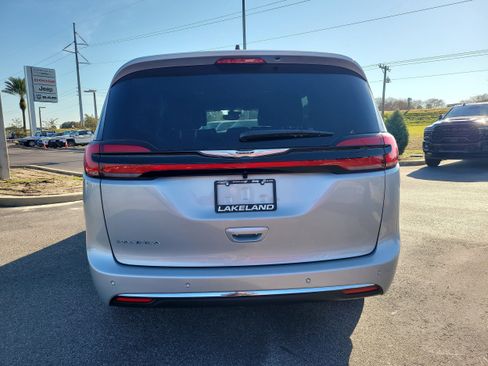 New 2026 Chrysler Pacifica Select image 7