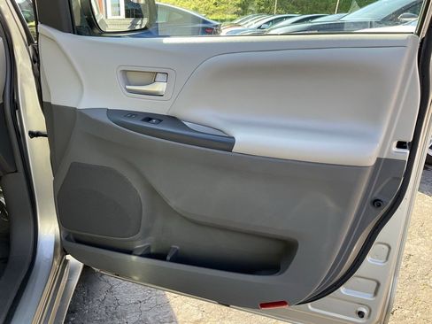Used 2015 Toyota Sienna LE image 65