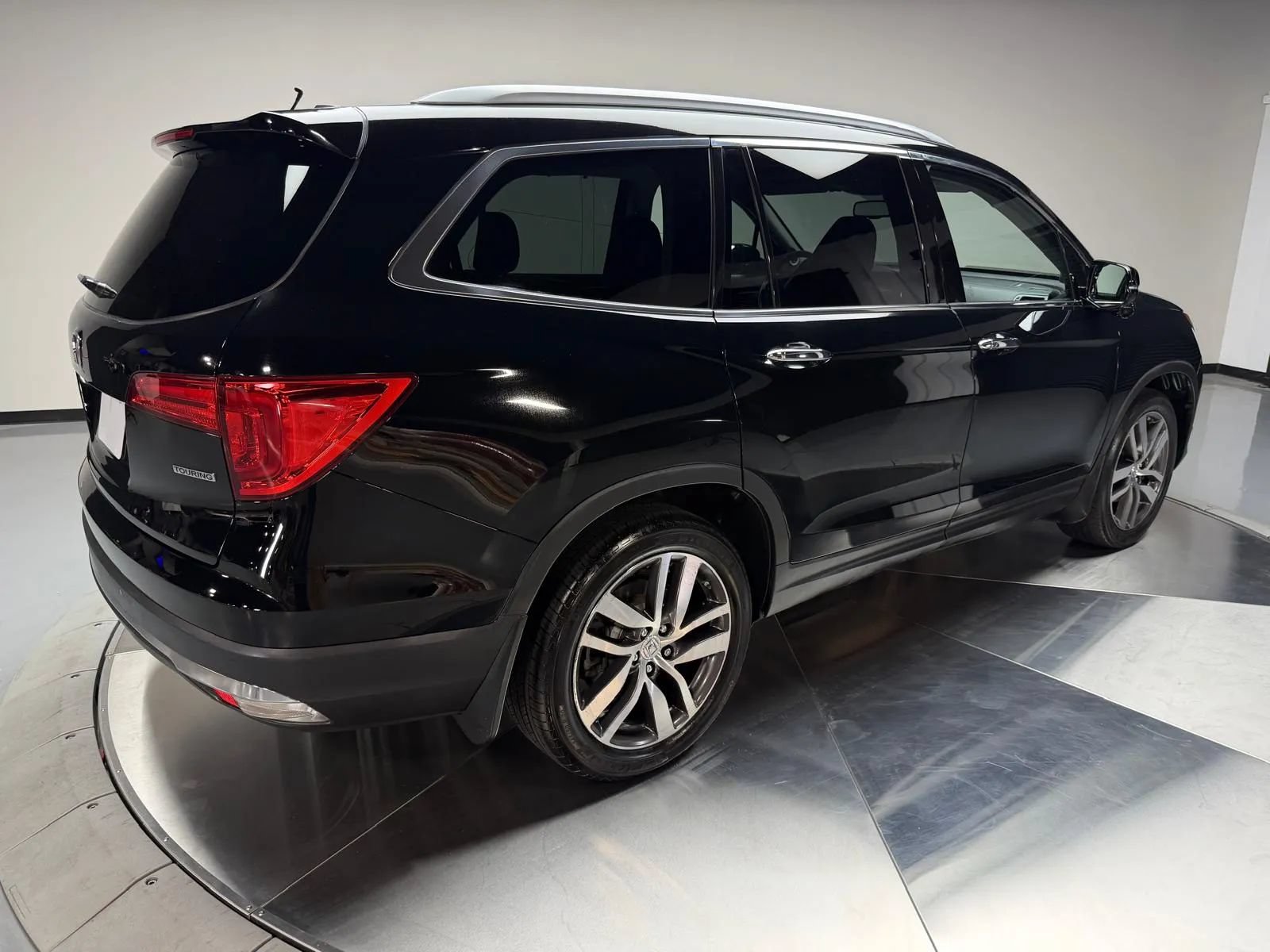 Used 2016 Honda Pilot Touring image 2