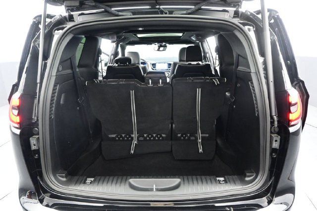 Used 2026 Chrysler Pacifica Limited FWD image 16