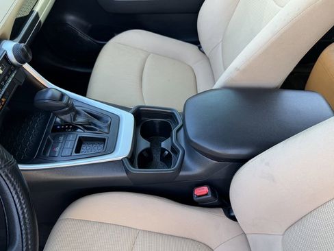 Used 2019 Toyota RAV4 LE FWD image 19