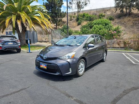 Used 2017 Toyota Prius V Four w/ Carpet Mat Package FWD image 3