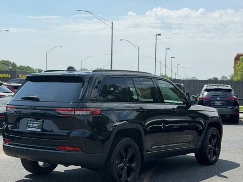 Used 2023 Jeep Grand Cherokee Altitude AWD/4WD image 5