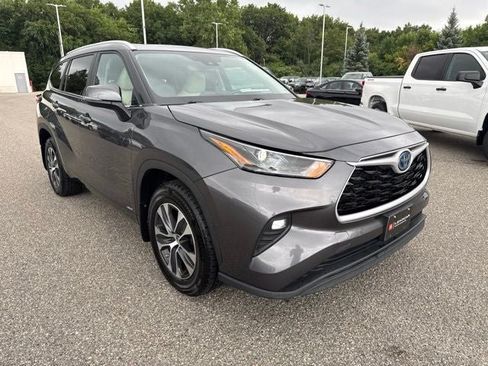 Used 2024 Toyota Highlander XLE AWD/4WD image 3