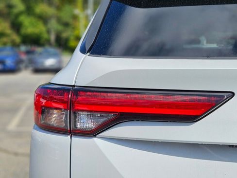 Used 2023 Mitsubishi Outlander SE image 9