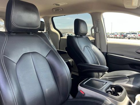 Used 2023 Chrysler Pacifica Touring-L FWD image 23