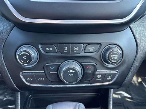 Used 2020 Jeep Cherokee Latitude w/ Cold Weather Group image 20