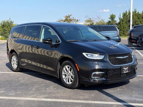 Used 2024 Chrysler Pacifica Touring-L FWD image 3