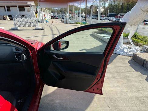 Used 2014 MAZDA MAZDA3 i Sport image 16