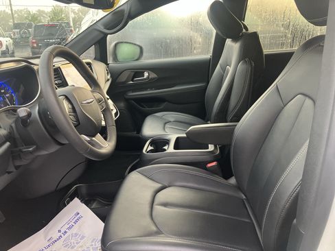 Used 2025 Chrysler Pacifica Select FWD image 22