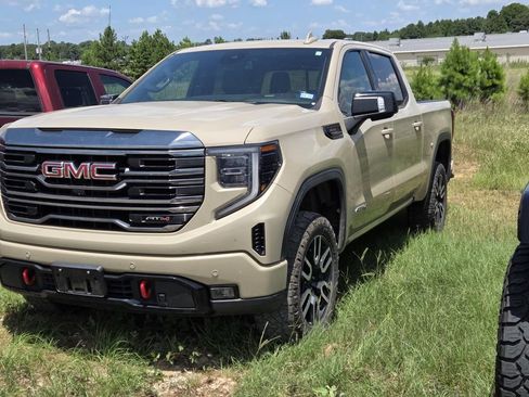 Used 2023 GMC Sierra 1500 AT4 w/ AT4 Preferred Package AWD/4WD image 3