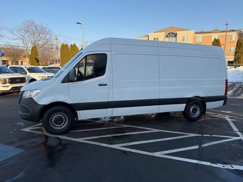 Used 2021 Mercedes-Benz Sprinter 2500 image 4