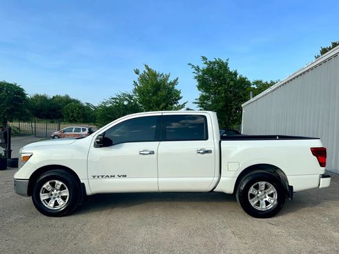 Used 2019 Nissan Titan SV w/ SV Convenience Package RWD image 3