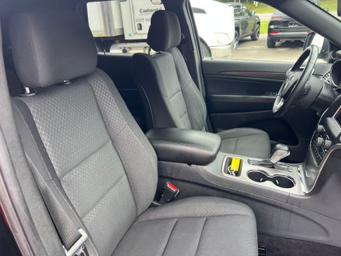 Used 2018 Jeep Grand Cherokee Laredo AWD/4WD image 17