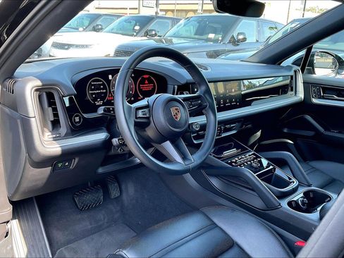 Used 2024 Porsche Cayenne Coupe AWD/4WD image 17