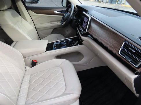 Used 2025 Volkswagen Atlas SEL Premium R-Line image 12