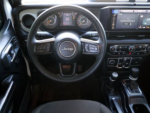 Used 2025 Jeep Gladiator Sport AWD/4WD image 5
