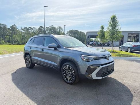 Used 2025 Volkswagen Taos SE FWD image 8