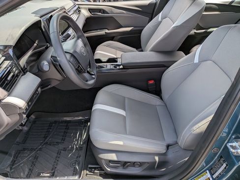 Used 2025 Toyota Camry SE image 17