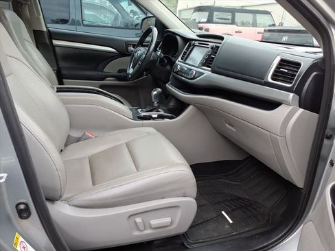 Used 2017 Toyota Highlander XLE image 8
