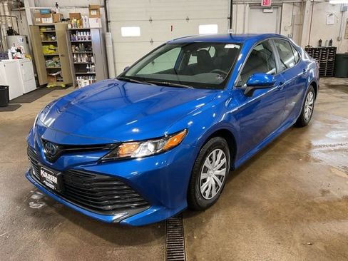 Used 2020 Toyota Camry LE image 3