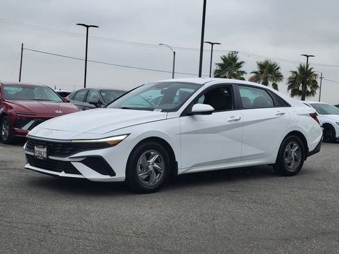 Used 2025 Hyundai Elantra SE FWD image 2