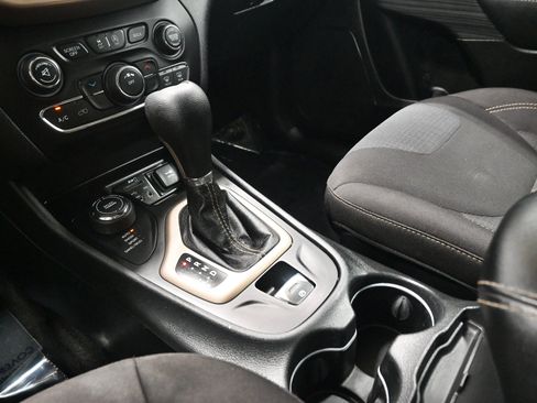 Used 2015 Jeep Cherokee Latitude w/ Cold Weather Group AWD/4WD image 16