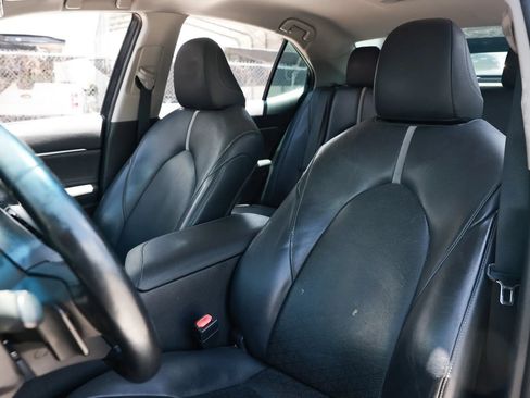 Used 2018 Toyota Camry XSE FWD image 19